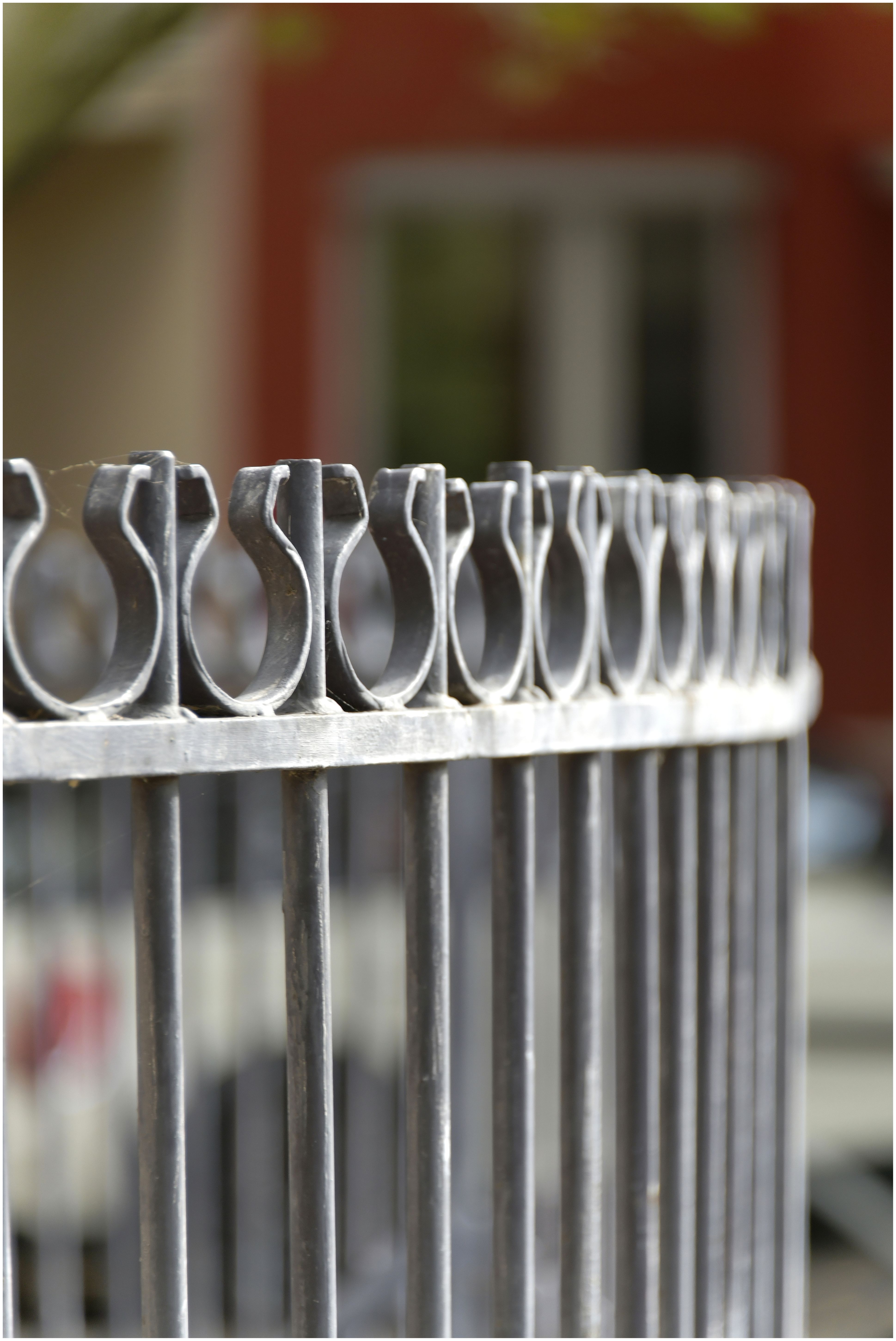 Façade latérale sur la rue Anatole-France. Grille