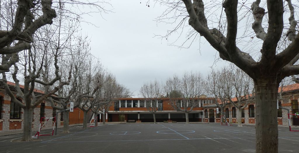 Le préau en fond de cour.