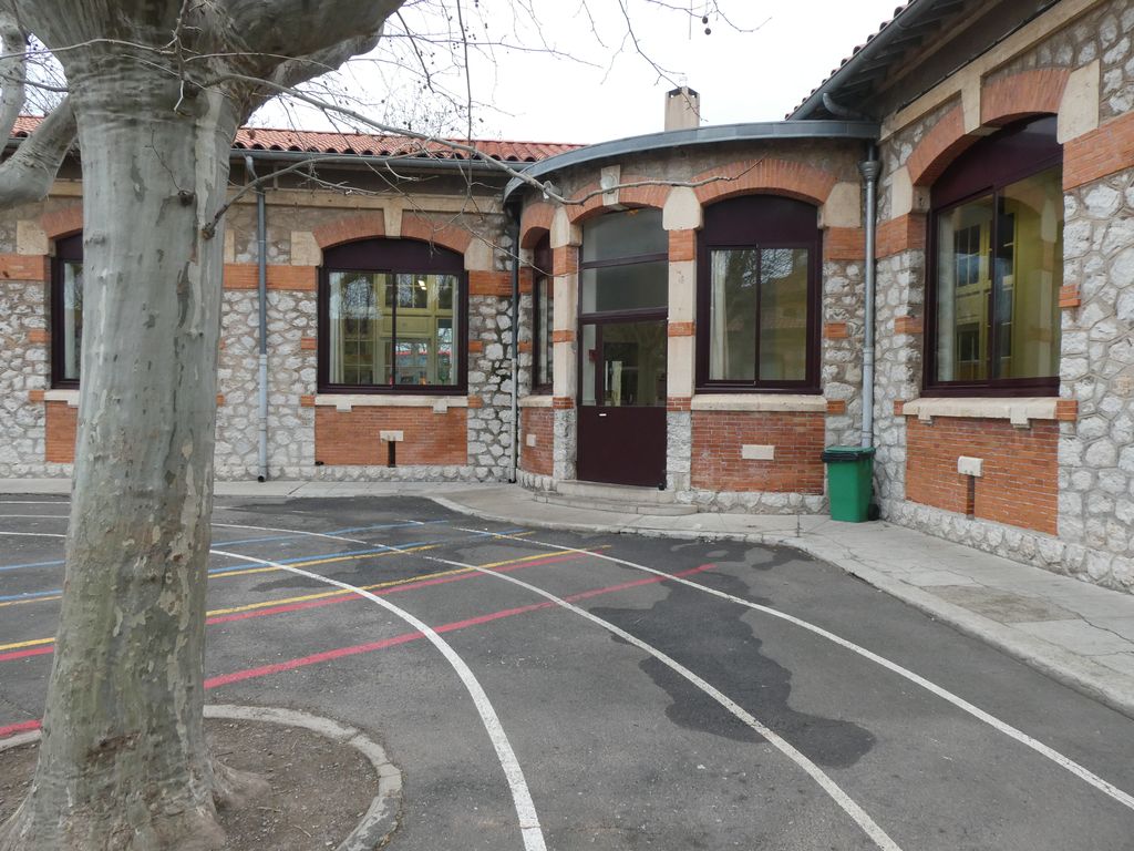 Façade sur cour. Pavillon d’entrée à l’angle des ailes.