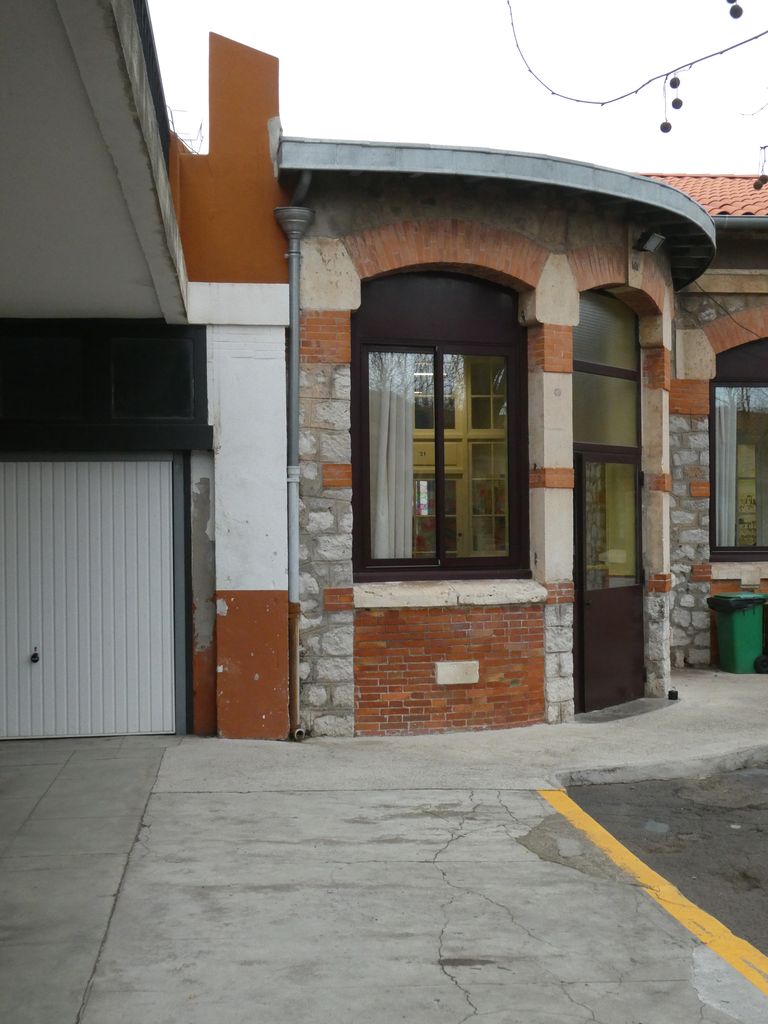Façade sur cour. Pavillon d’entrée à l’angle des ailes.