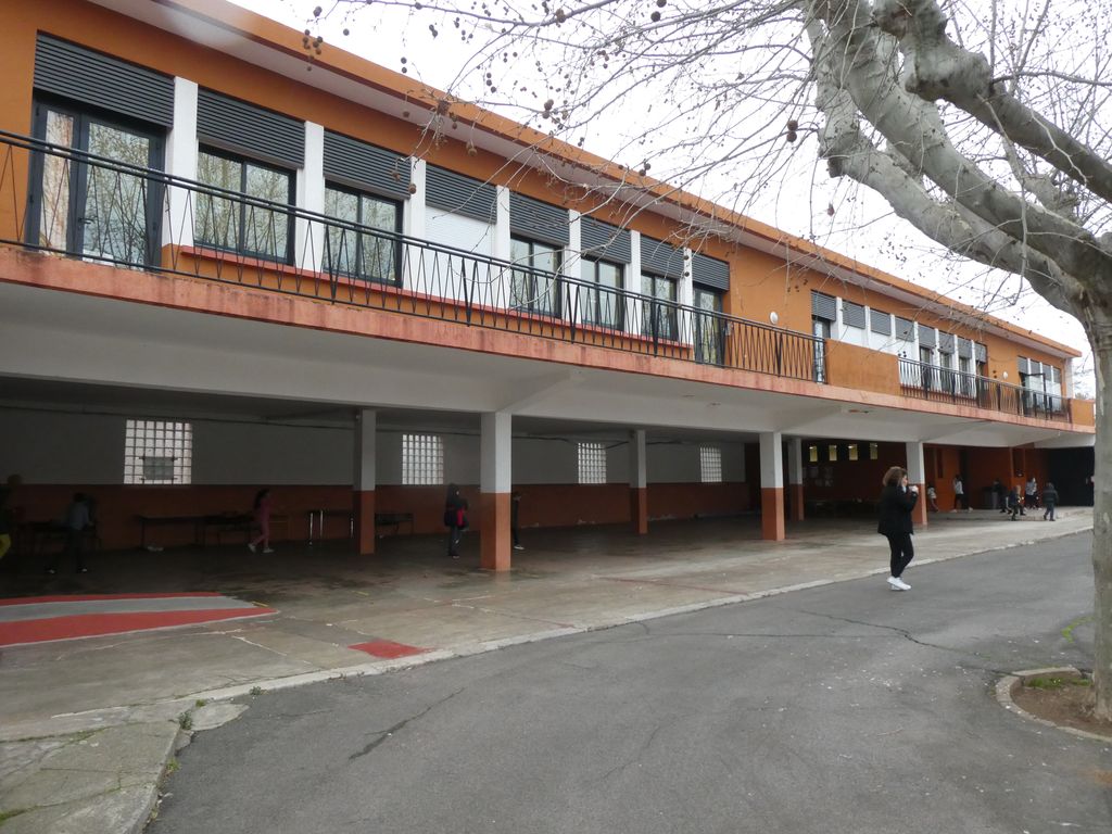 Le préau en fond de cour.