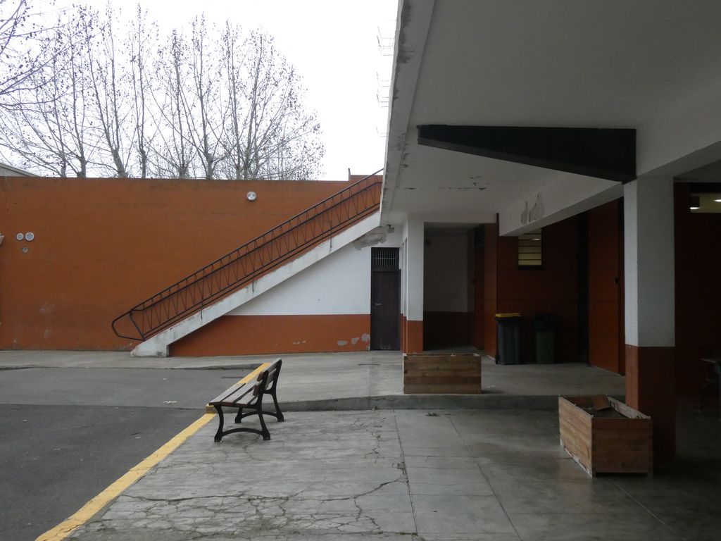 Le préau en fond de cour.