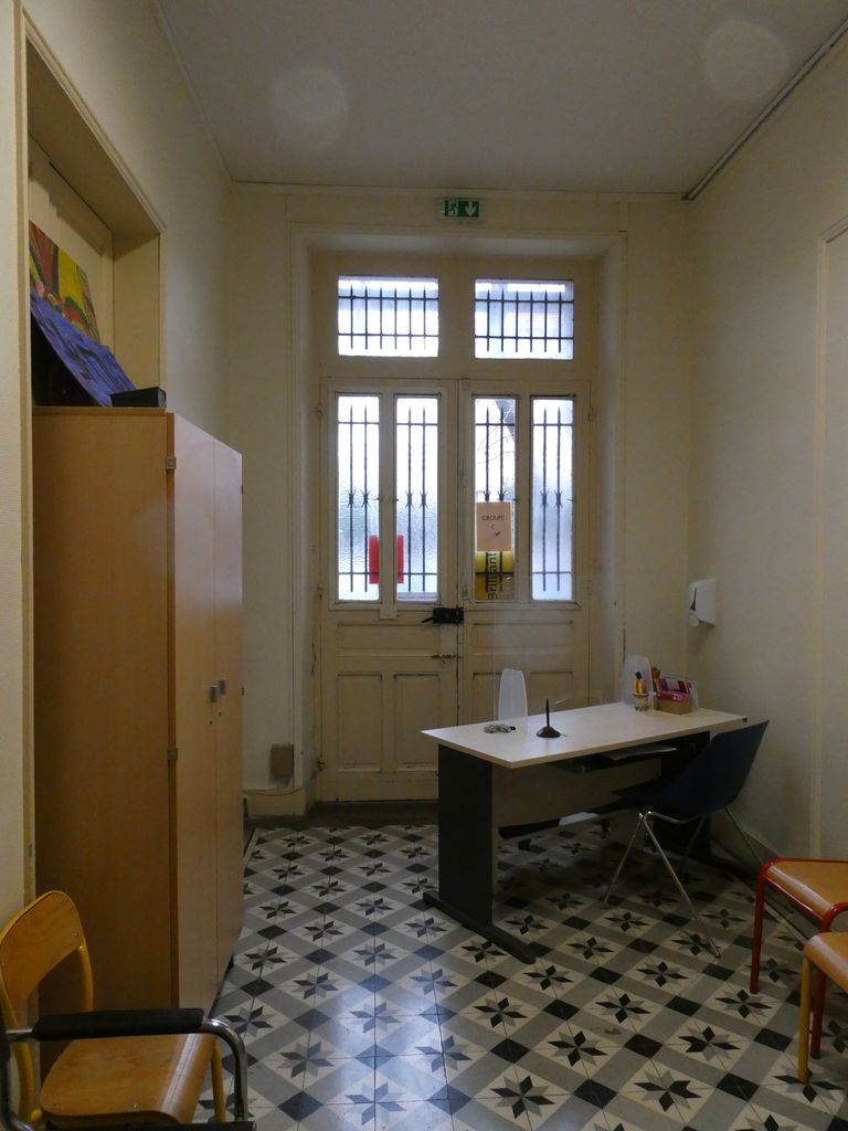 Intérieur. Porte. Couloir.