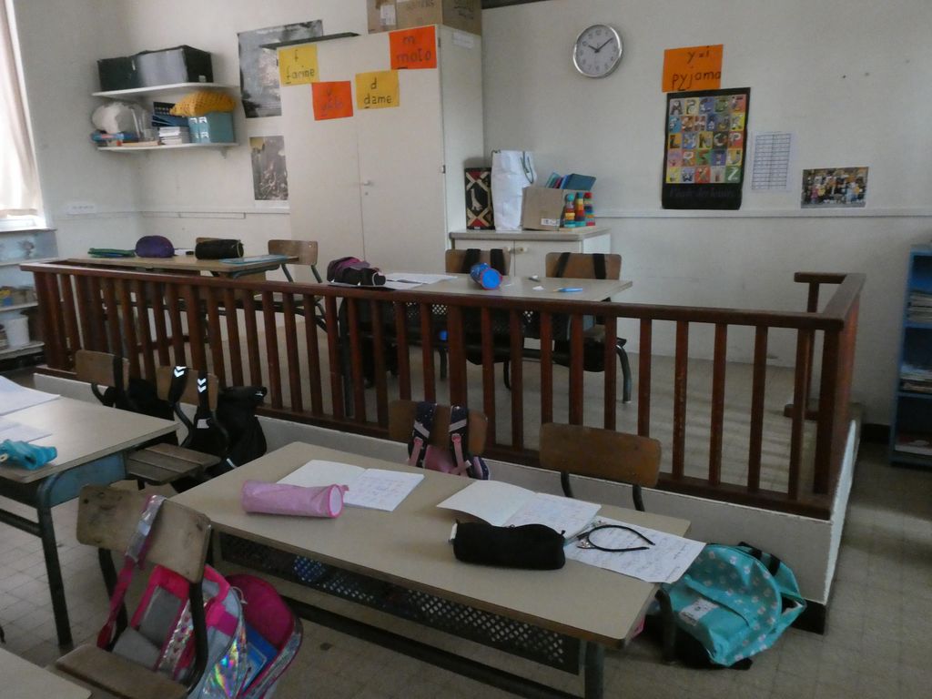 Salle de classe. Estrade.