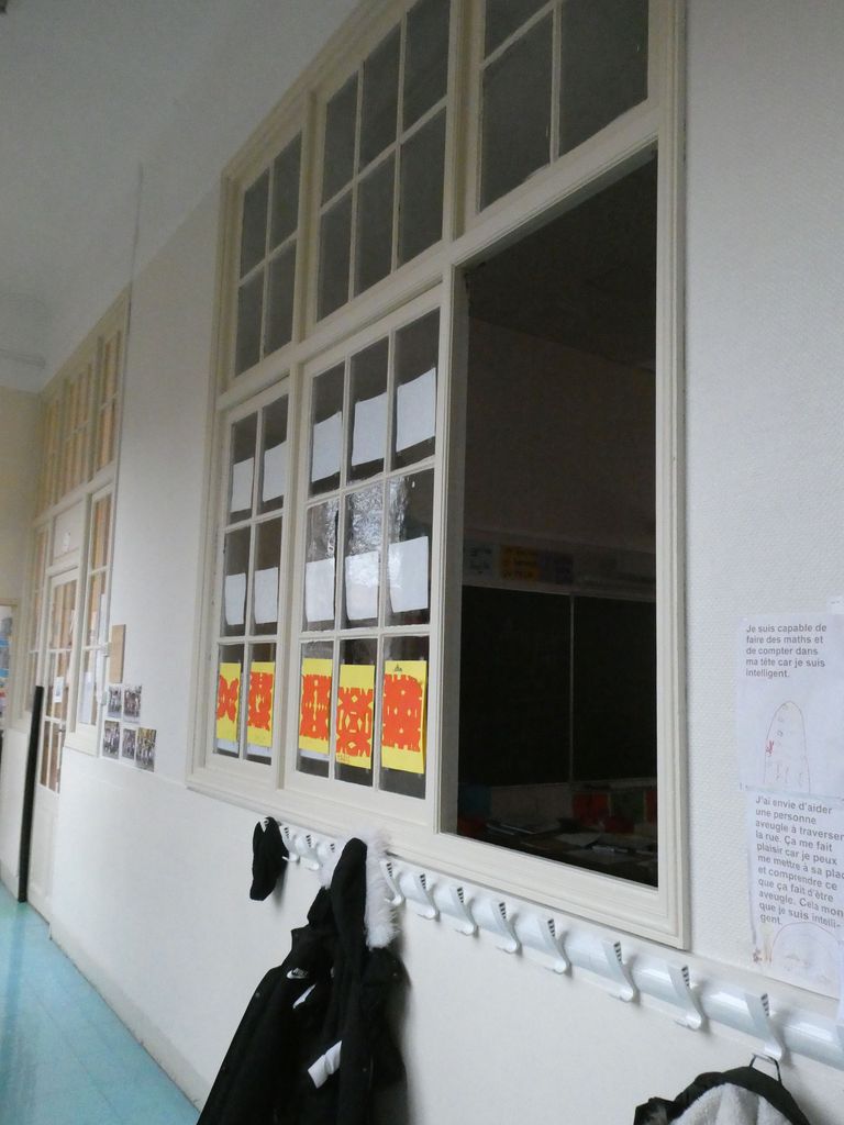 Couloir des classes. Grandes fenêtres pour second jour. Menuiseries d’origine.