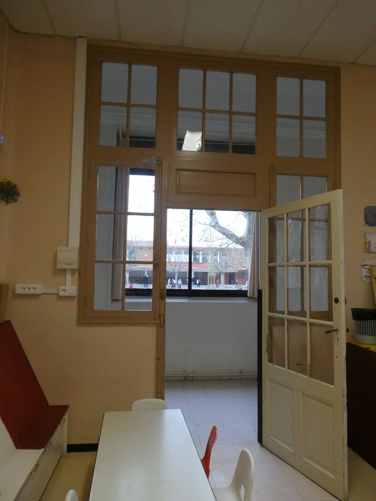 Salle de classe vers le couloir avec les grandes fenêtres offrant un éclairage maximum.