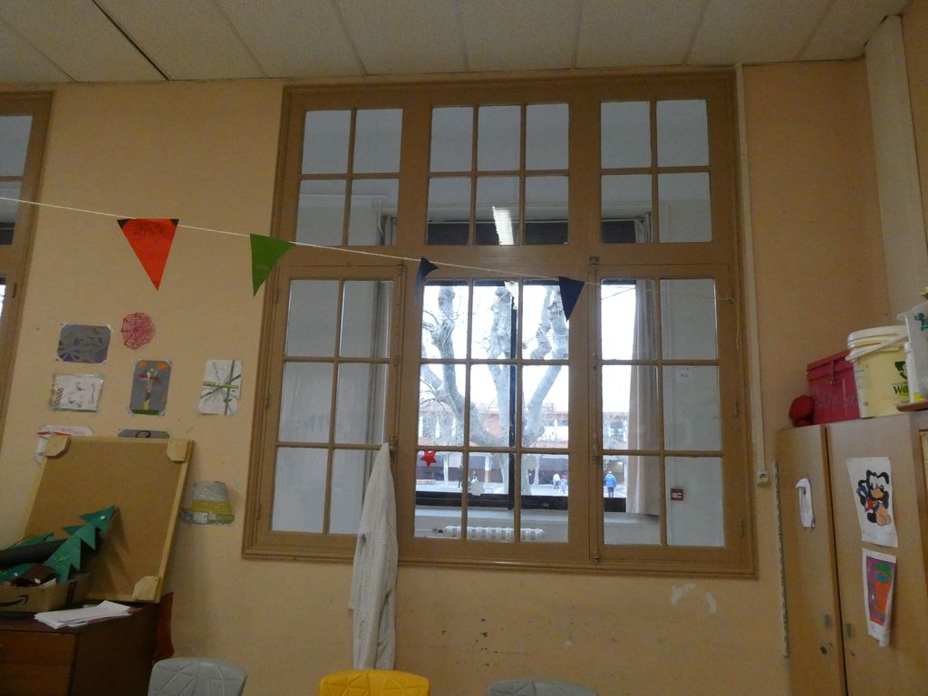 Salle de classe vers le couloir avec les grandes fenêtres à ouvrant central et imposte fixe.
