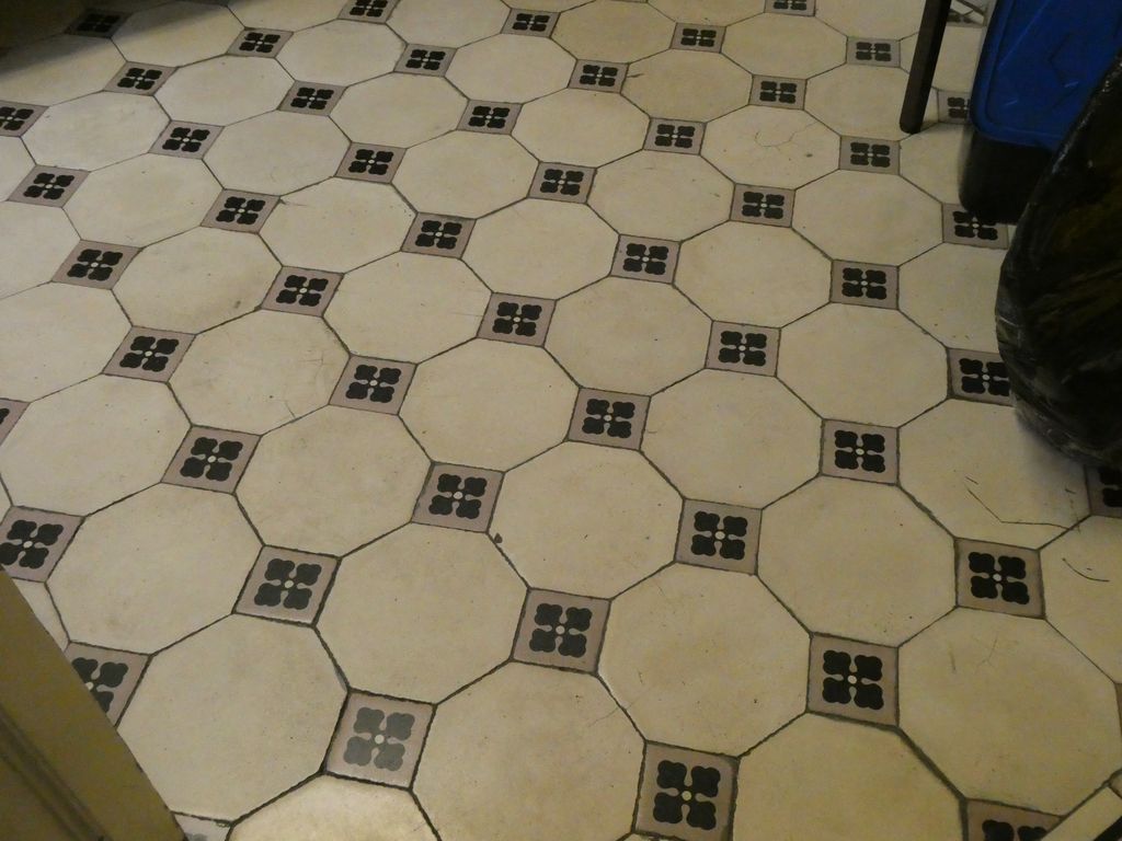 Salle de classe. Détail des carreaux de ciment.