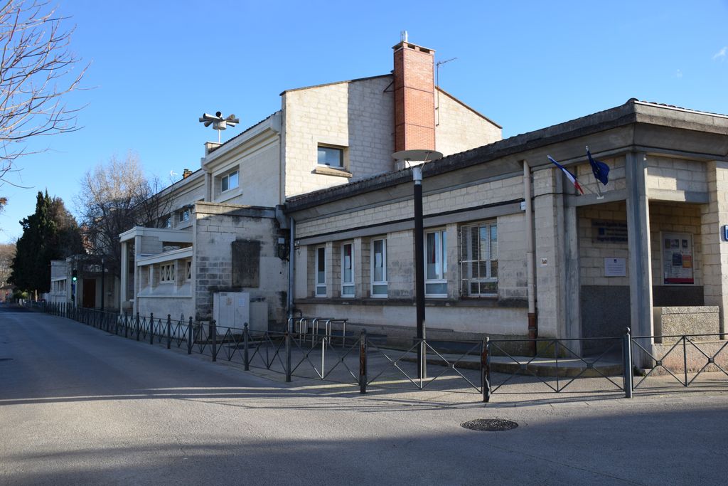 Vue d’ensemble du groupe scolaire. Ecole maternelle à l’angle des 2 rues.