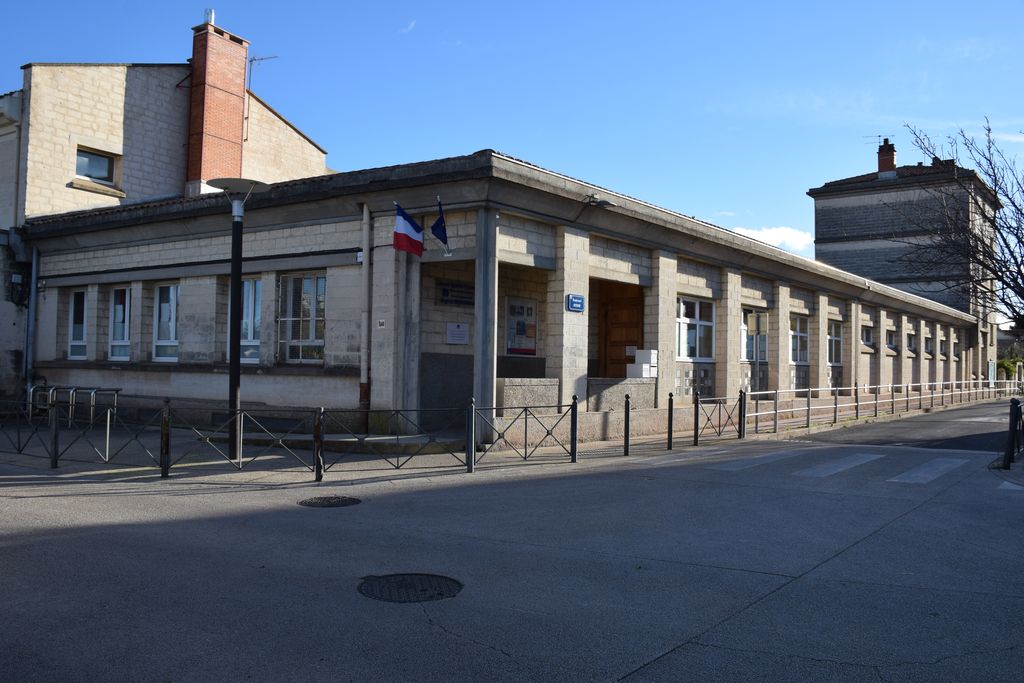 Ecole maternelle prolongée par le bâtiment des logements de fonction.