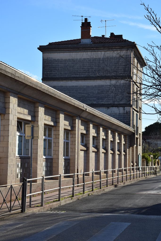 Ecole maternelle prolongée par le bâtiment des logements de fonction.
