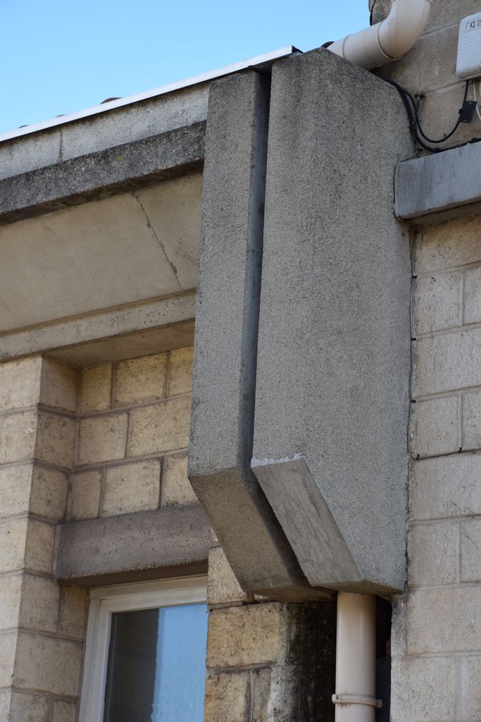 Ecole maternelle. Façade sur le boulevard Mounié. Détail.