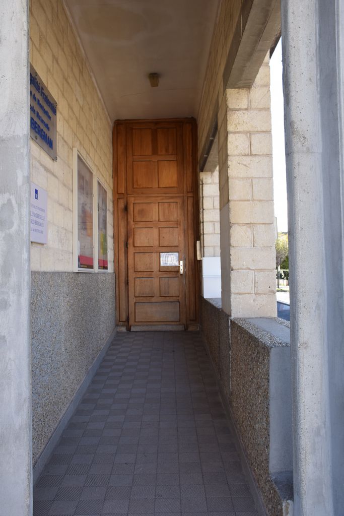 Ecole maternelle. Porte d’entrée.