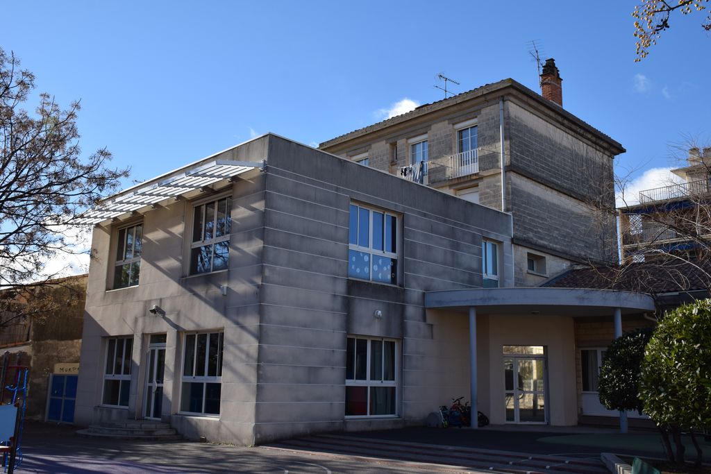 Ecole maternelle. Agrandissement devant le RDC du bâtiment des logements.