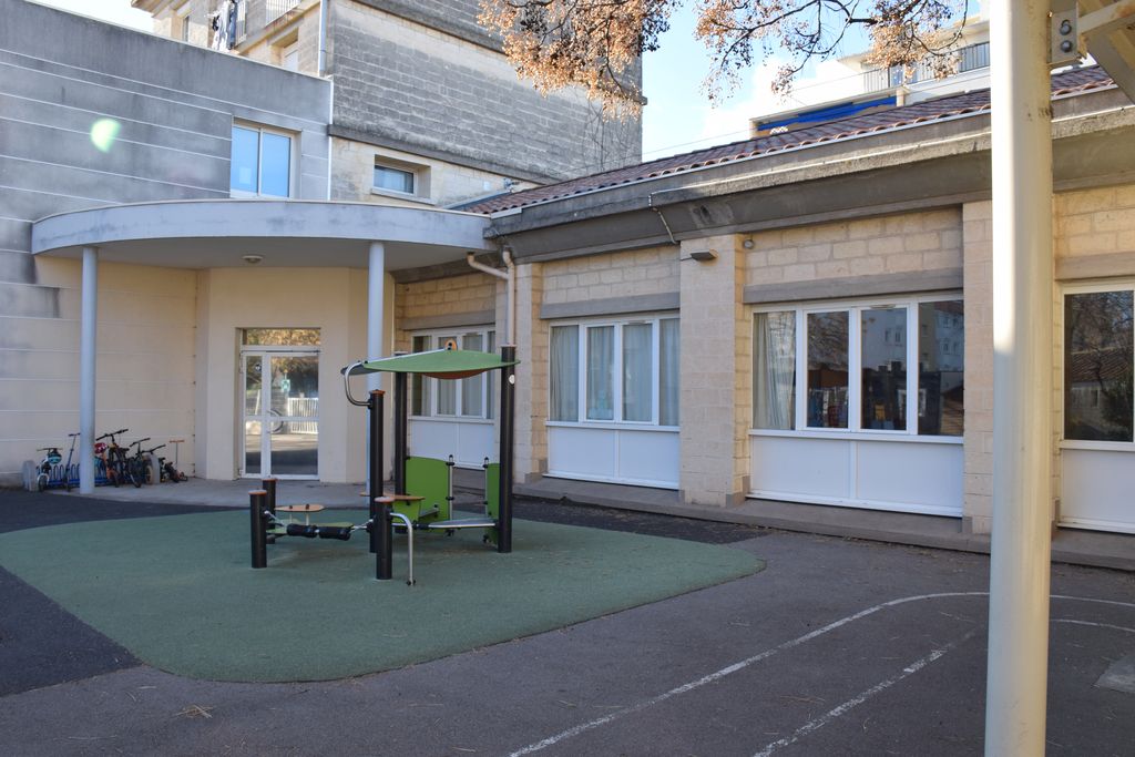 Ecole maternelle. Jonction avec l’agrandissement situé devant le RDC du bâtiment des logements.