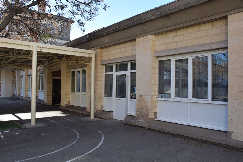 Ecole maternelle. Jonction avec l’agrandissement situé devant le RDC du bâtiment des logements.