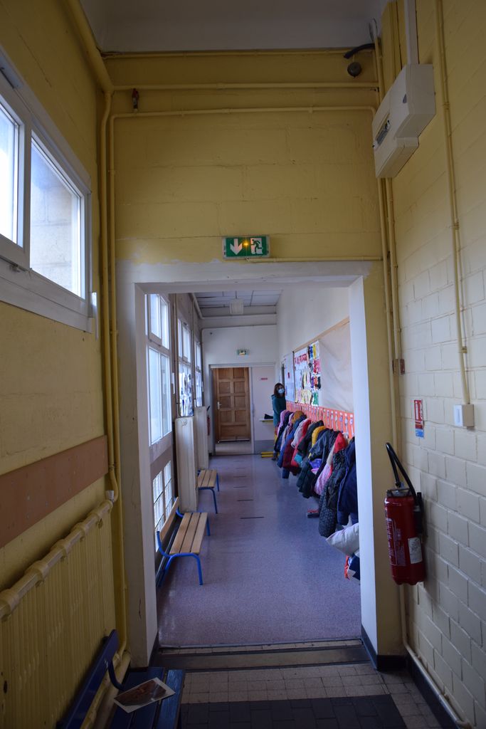 Ecole maternelle. Couloir éclairé par des fenêtres bandeau côté rue.