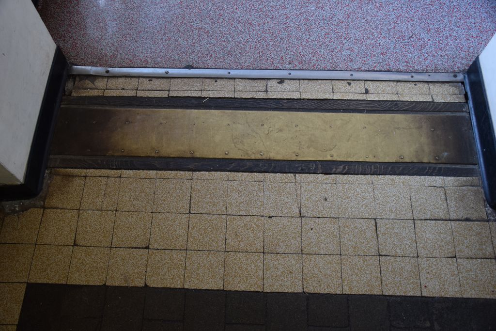 Ecole maternelle. Couloirs, jonction avec barre de seuil en laiton.