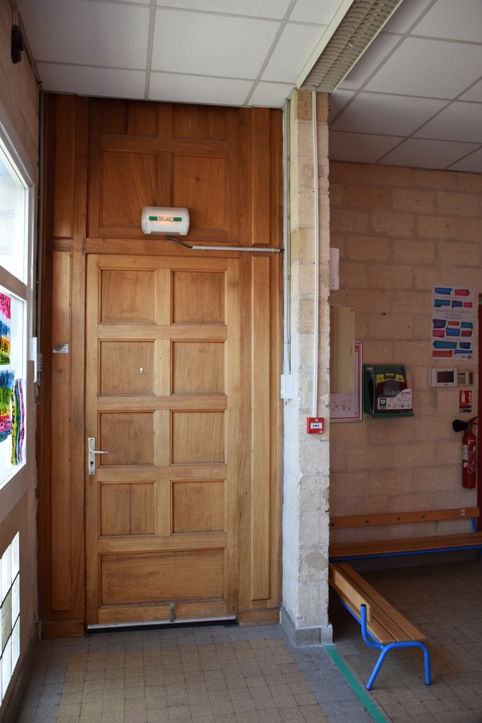 Ecole maternelle. Vue intérieure de la porte d’entrée d’origine.