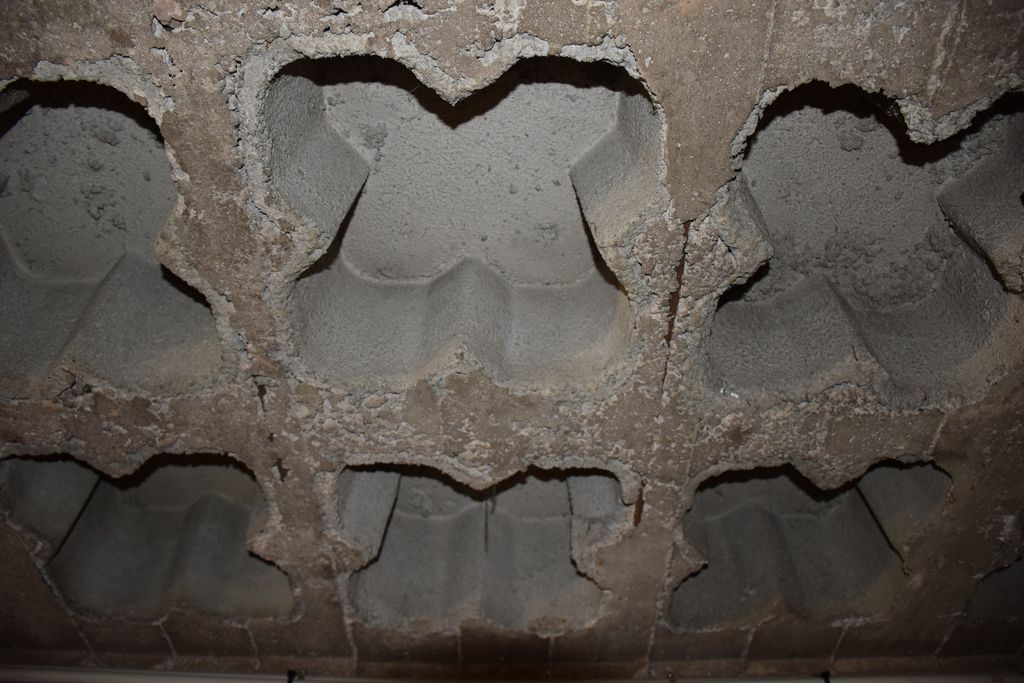 Ecole maternelle. Sous-sol. Plafond alvéolé en béton armé. Détail.