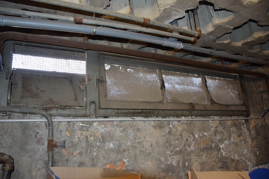 Ecole maternelle. Sous-sol. Système d’ouvertures mulitples pivotantes et grillagées pour la ventilation.
