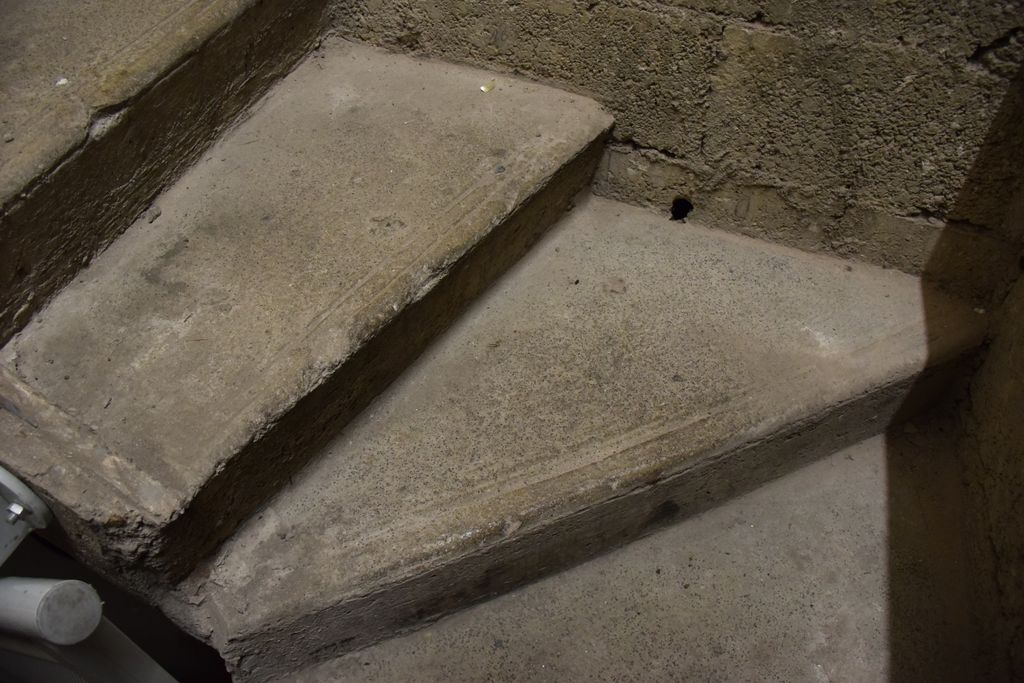 Ecole maternelle. Sous-sol. Escalier, détail du traitement du béton armé.