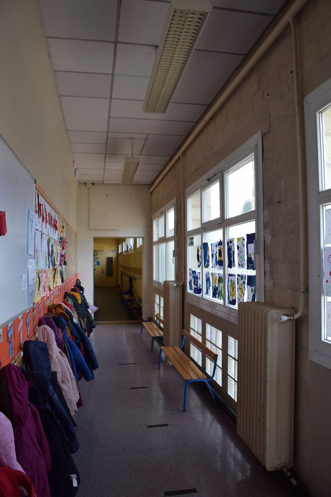 Ecole maternelle. Couloir des classes donnant sur la rue.
