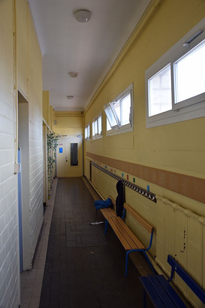 Ecole maternelle. Couloir des classes donnant sur la rue.