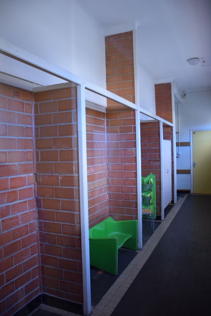 Ecole maternelle. Couloir des classes, alcoves côté classe.