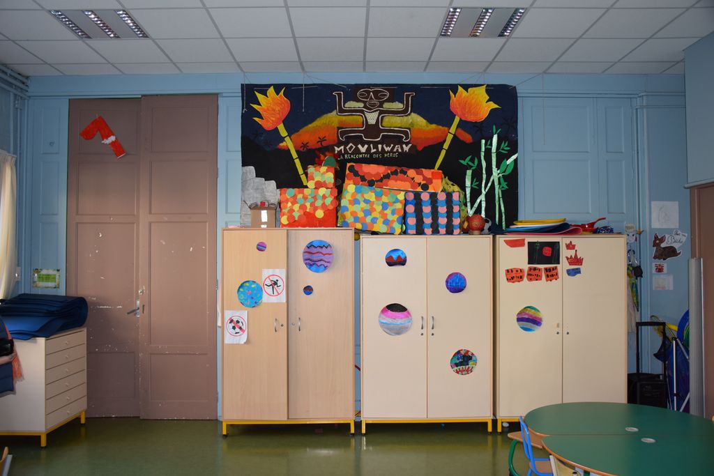 Ecole maternelle. Salle de classe. Lambris et porte d’origine.