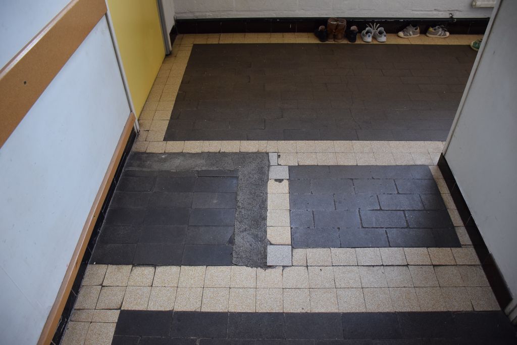 Ecole maternelle. Couloir. Détail du sol.