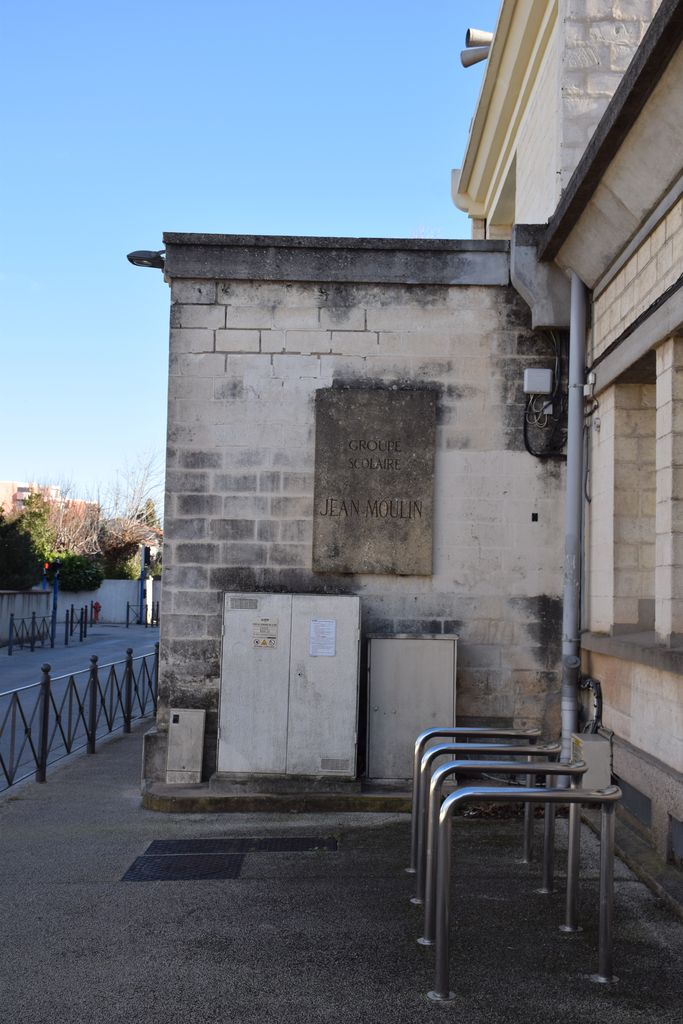 Ecole élémentaire Jean-Moulin. Plaque du groupe scolaire.