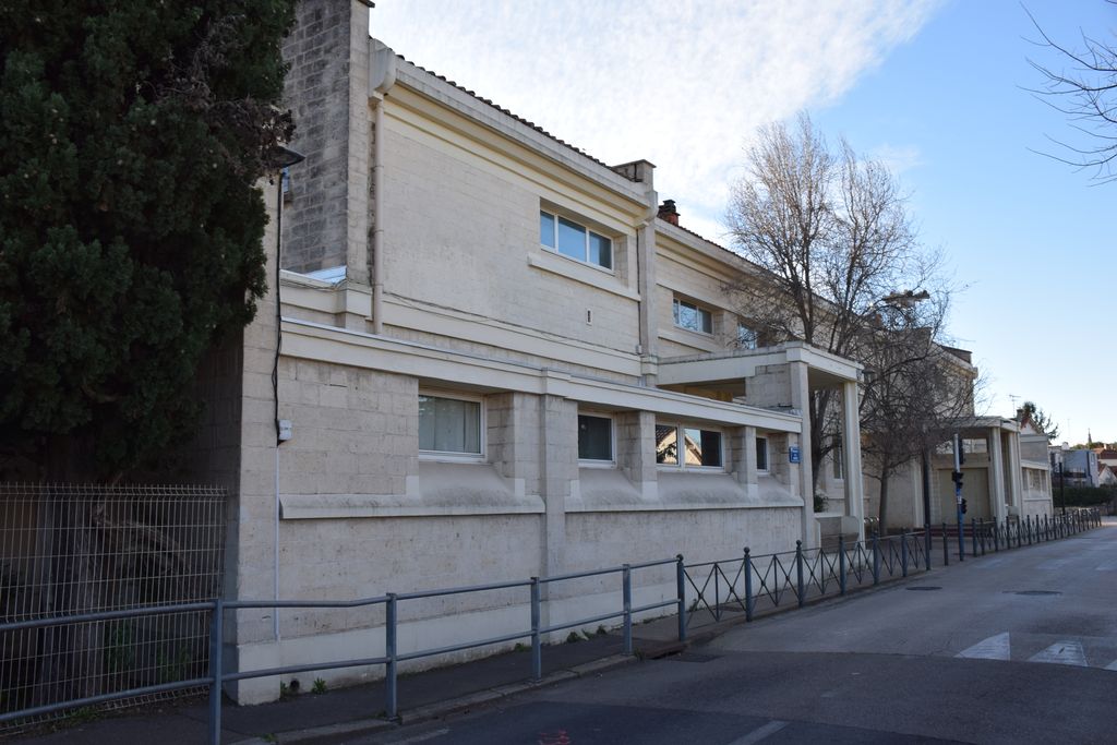 Ecole élémentaire Jean-Moulin. Vue d’ensemble sur le boulevard des Sports, depuis l’est.