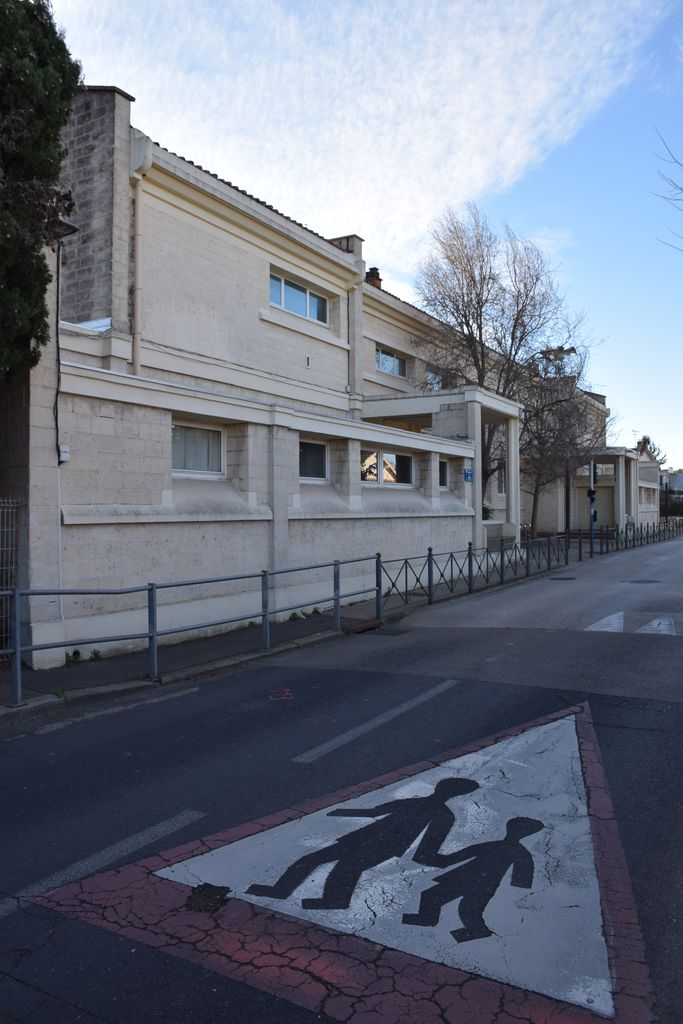 Ecole élémentaire Jean-Moulin. Vue d’ensemble sur le boulevard des Sports, depuis l’est.