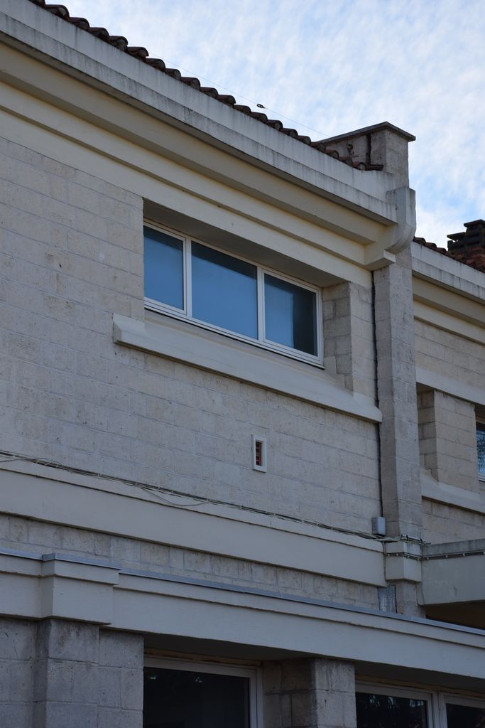 Ecole élémentaire Jean-Moulin. Détail de la façade sur rue : fenêtres bandeau des couloirs.