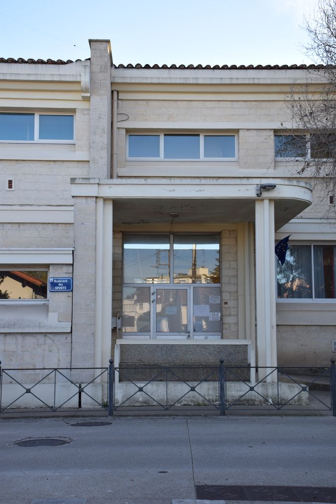Ecole élémentaire Jean-Moulin. Côté école des garçons, avec porche en avancée abritant l’entrée.