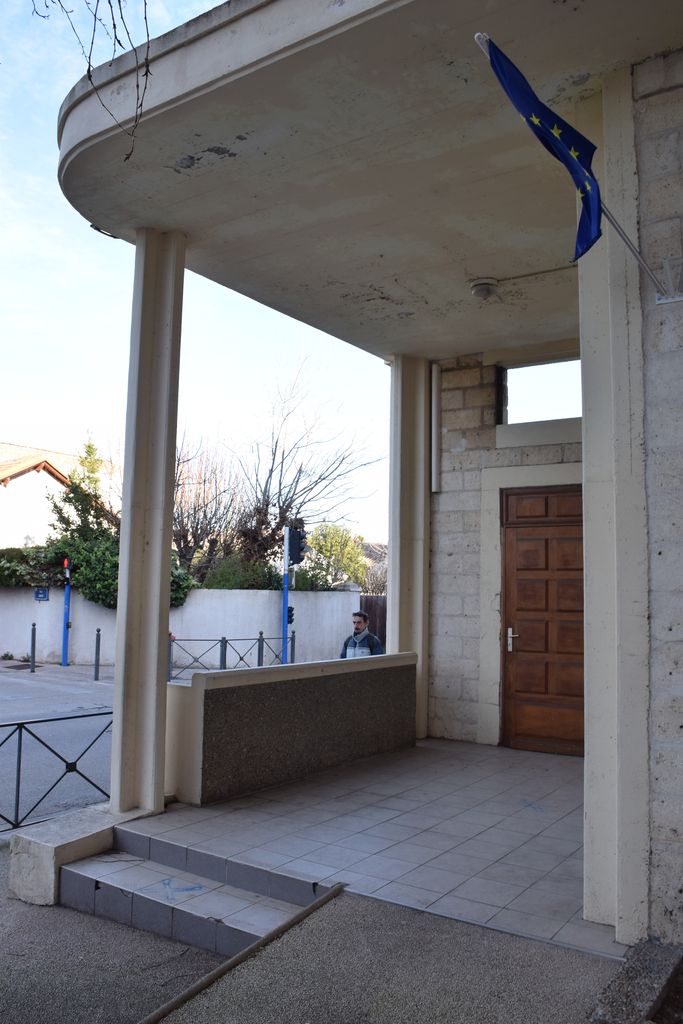 Ecole élémentaire Jean-Moulin. Porche en avancée abritant l’entrée d’origine.