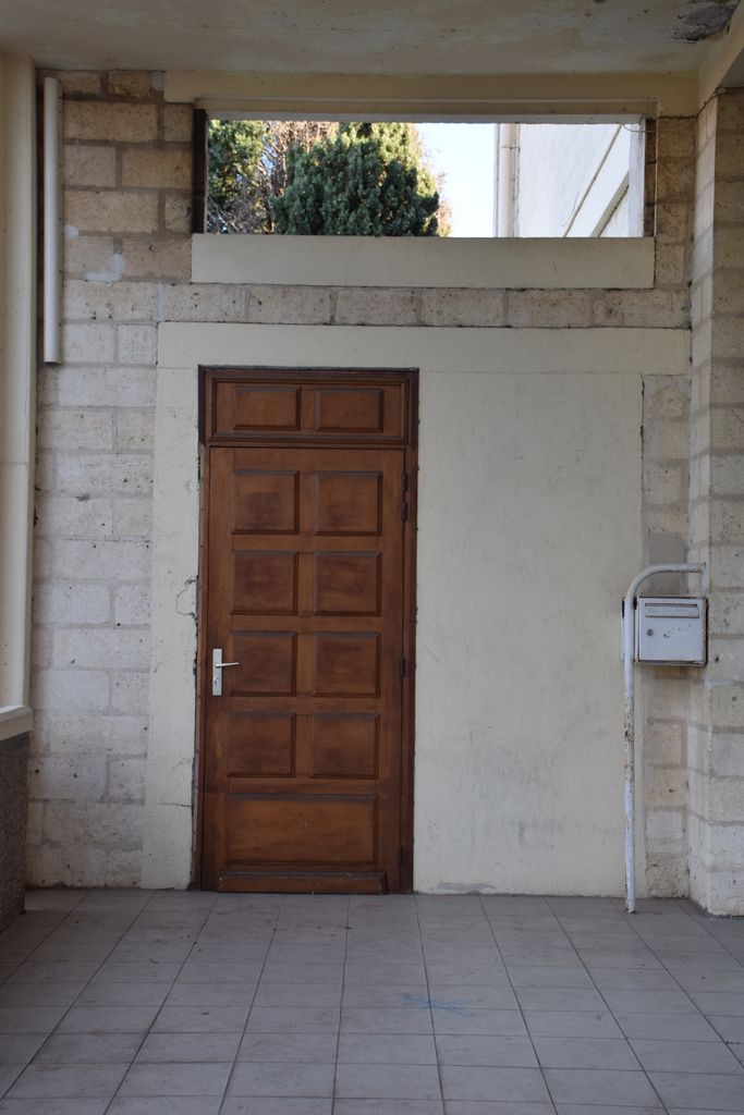 Ecole élémentaire Jean-Moulin. Porche en avancée abritant l’entrée d’origine.