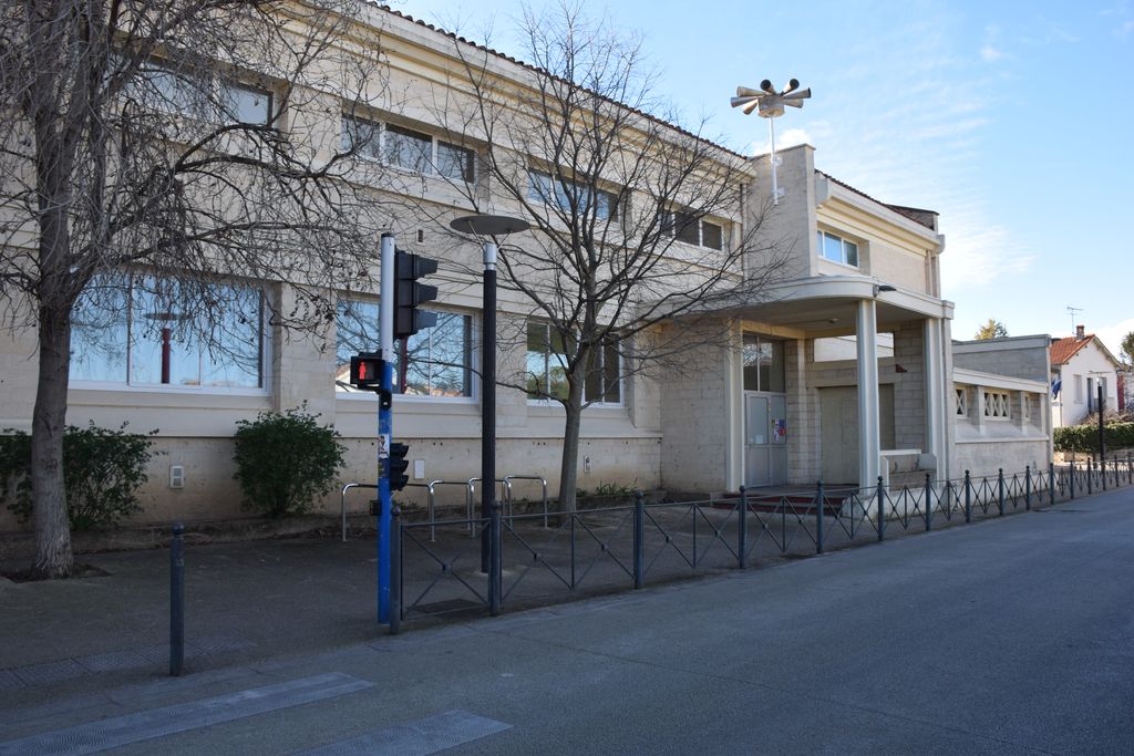 Ecole élémentaire Jean-Moulin. Côté école des filles, avec porche en avancée abritant l’entrée.