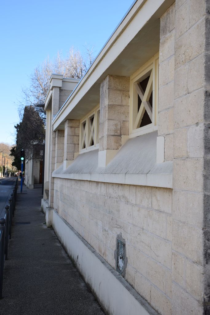 Ecole élémentaire Jean-Moulin. Façade sur rue. Détail de la modénature en béton lisse.