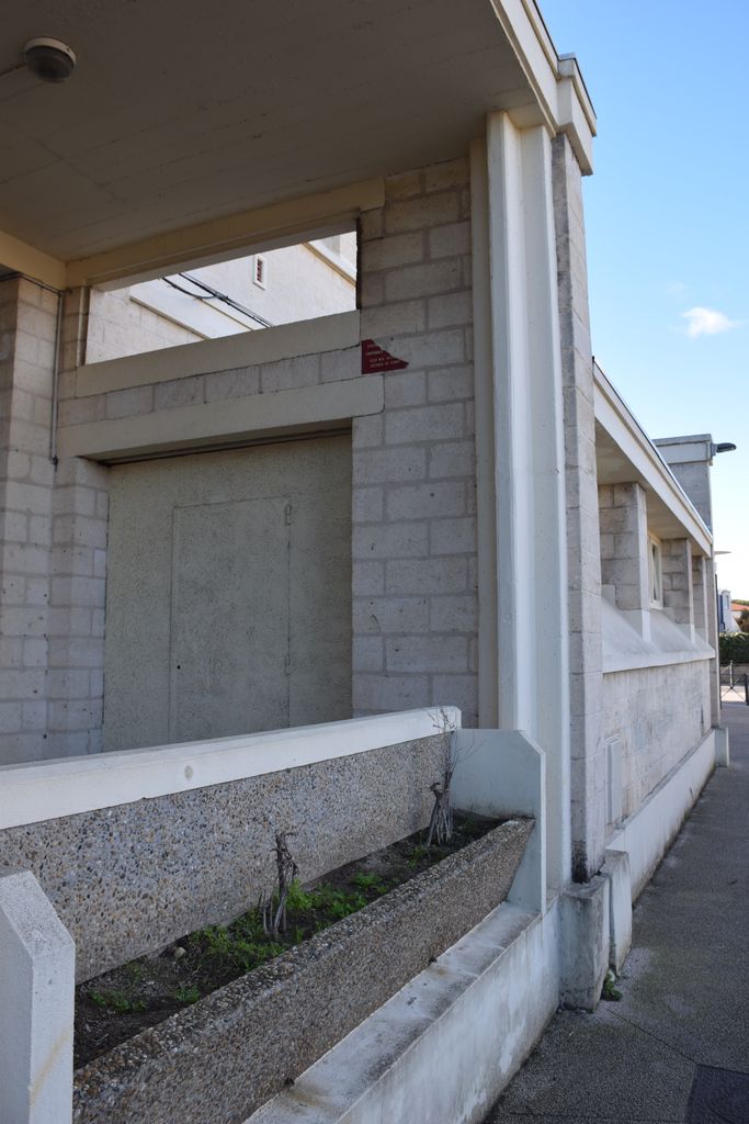 Ecole élémentaire Jean-Moulin. Façade sur rue. Détail jardinière.