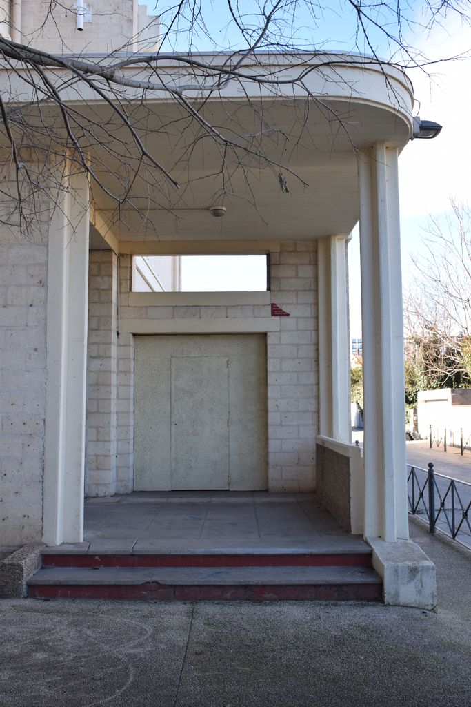 Ecole élémentaire Jean-Moulin. Côté école des filles, avec porche en avancée abritant l’entrée.