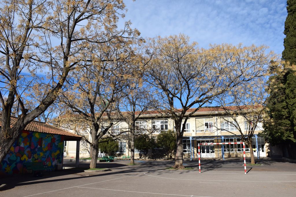 Ecole élémentaire Jean-Moulin. Vue d’ensemble de la façade sur la cour de récréation.