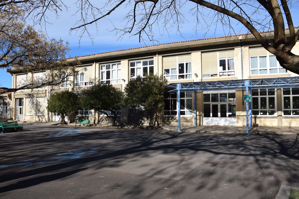 Ecole élémentaire Jean-Moulin. Façade sur la cour de récréation.