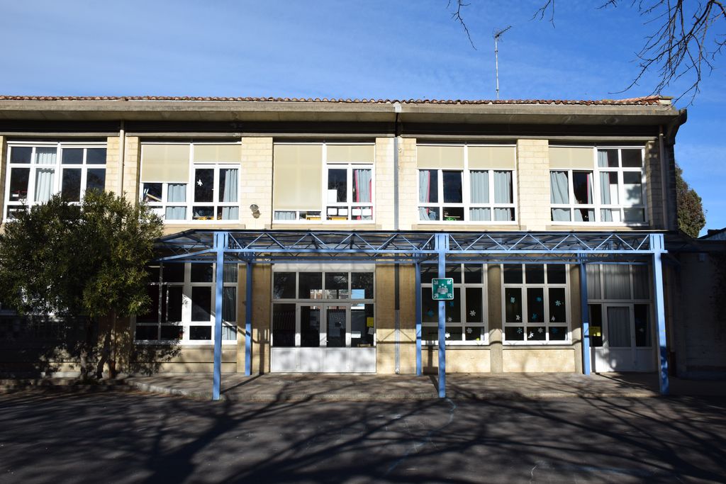 Ecole élémentaire Jean-Moulin. Façade sur la cour de récréation.