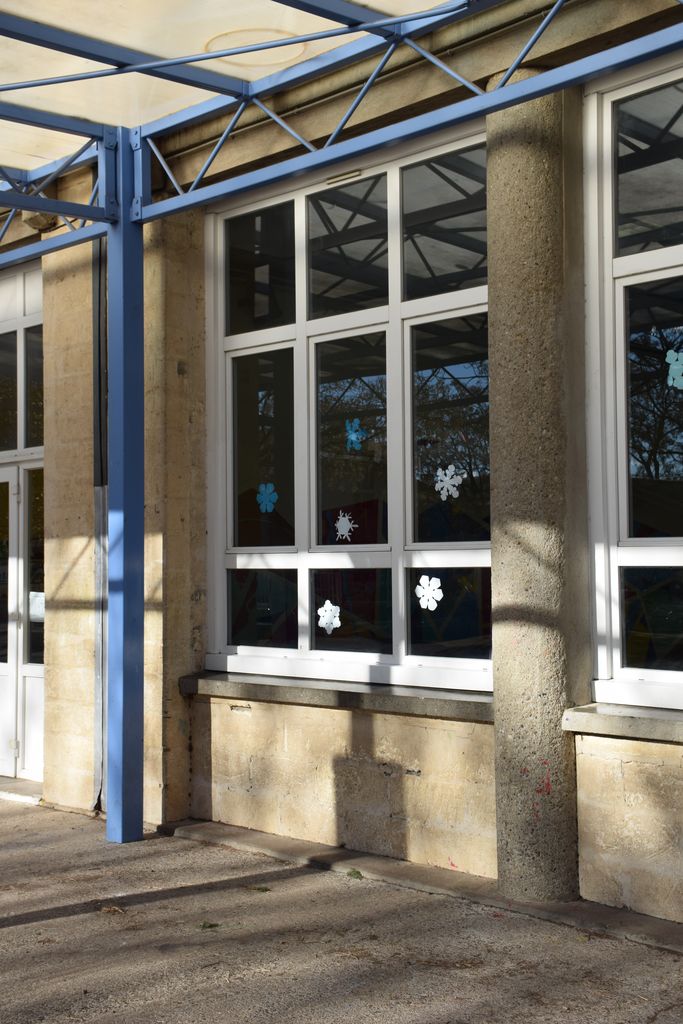 Ecole élémentaire Jean-Moulin. Façade sur la cour de récréation.