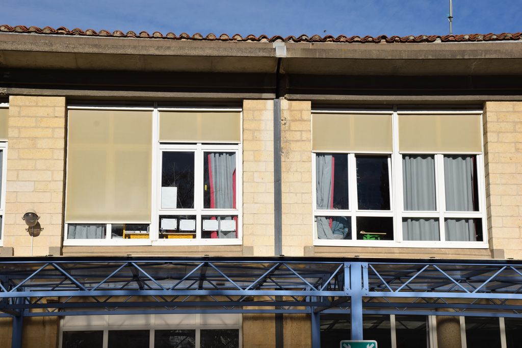 Ecole élémentaire Jean-Moulin. Façade sur la cour de récréation.