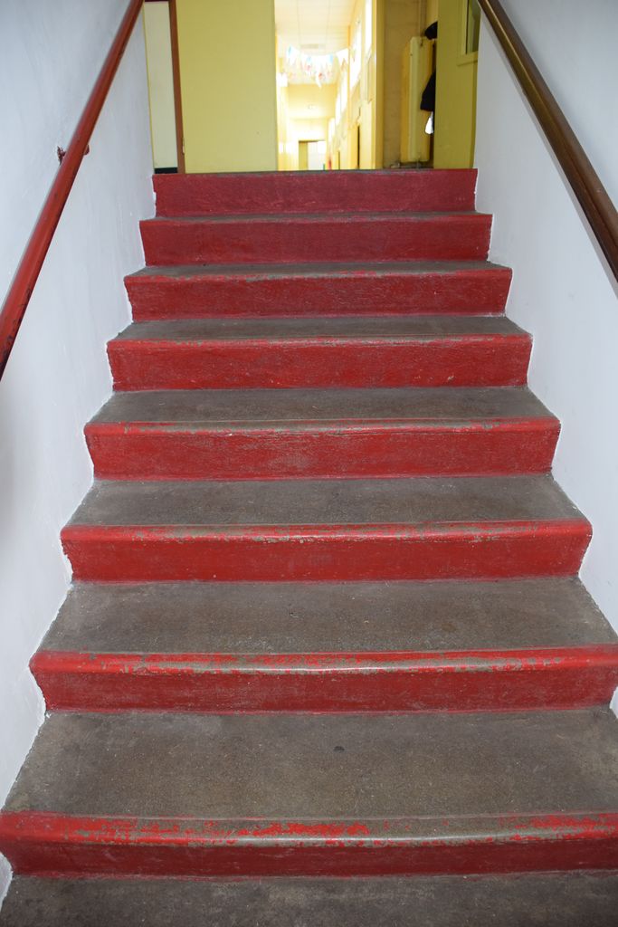 Ecole élémentaire Jean-Moulin. Escalier. Détail du traitement soigné sur béton.