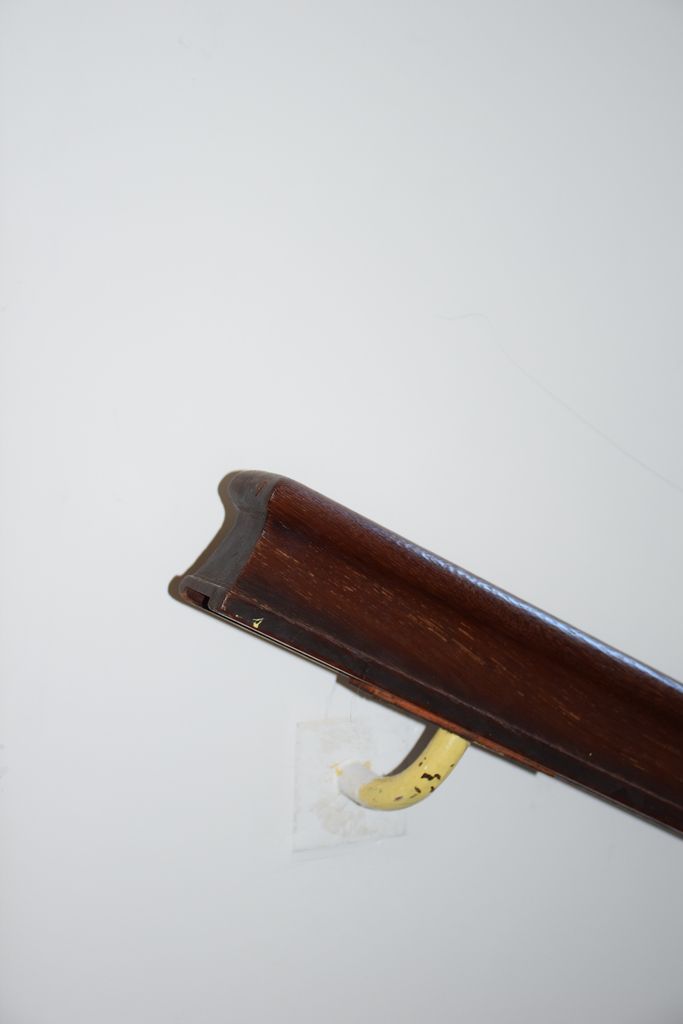 Ecole élémentaire Jean-Moulin. Escalier. Détail de la rampe en bois.