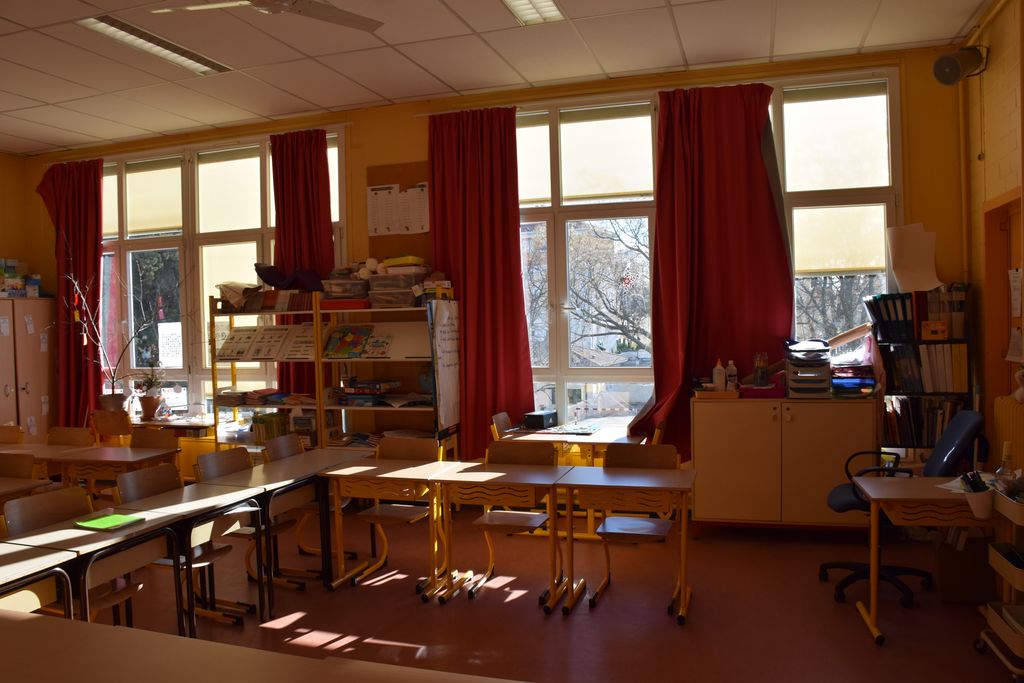 Ecole élémentaire Jean-Moulin. Salle de classe sur la cour.